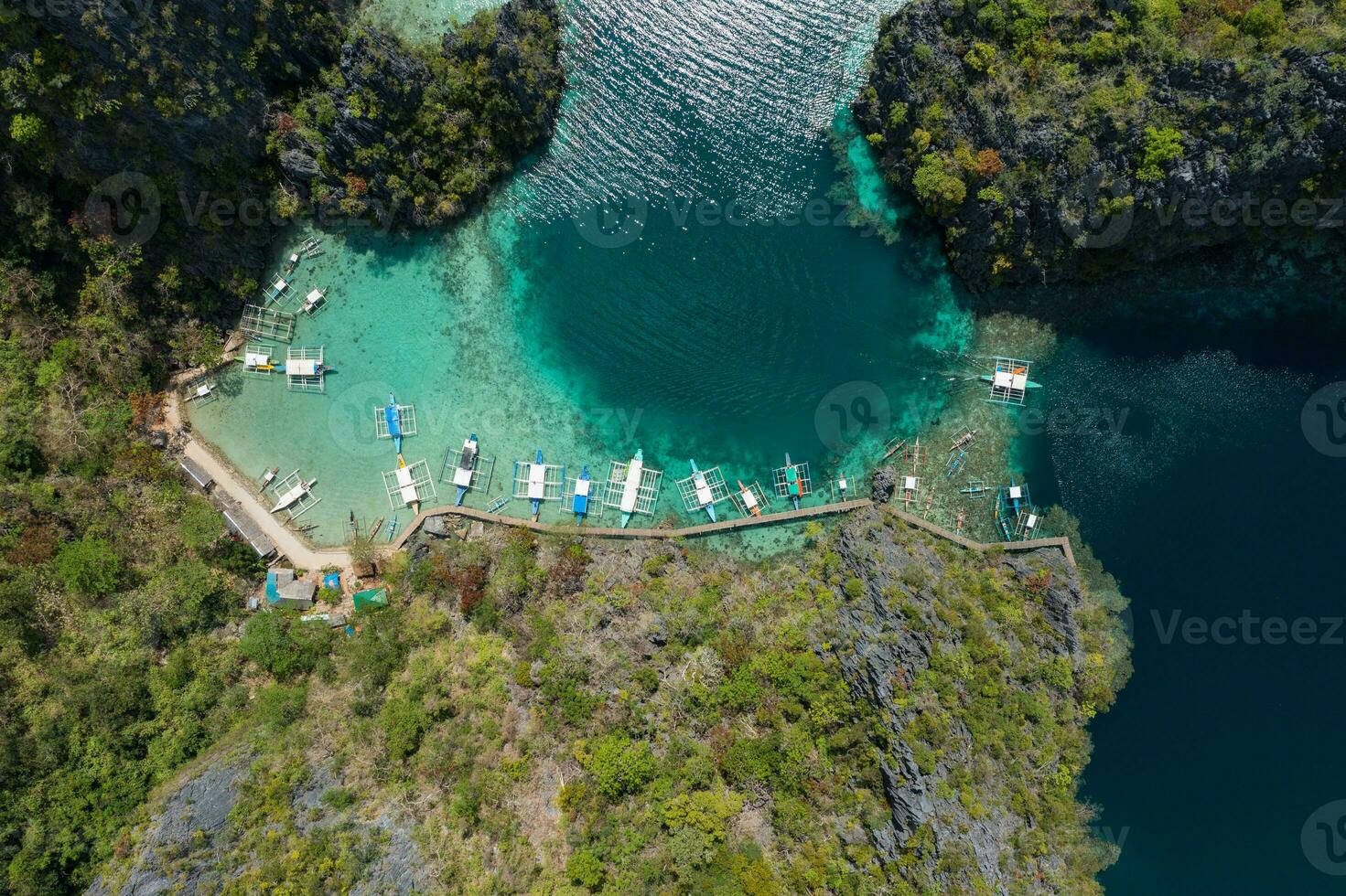 aéreo ver de el lagunas de coron isla foto