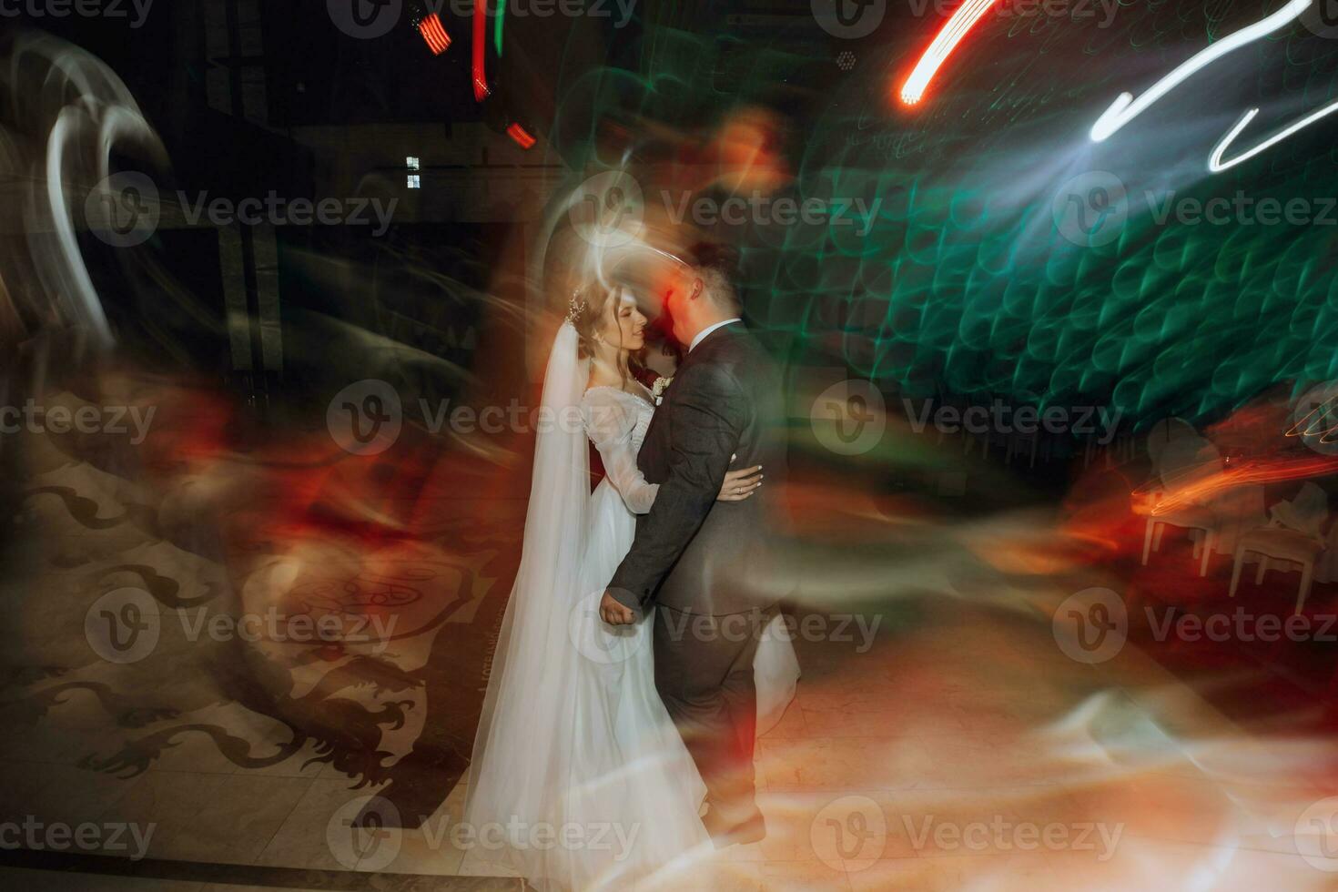 novios felices y su primer baile, boda en el elegante restaurante con una luz y un ambiente maravillosos foto