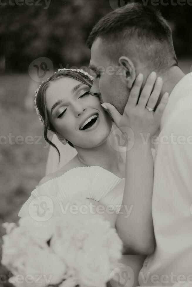 hermosa Boda Pareja. el novio Besos el novia en el frente. contento Boda fotografía de novia y novio a Boda ceremonia. foto