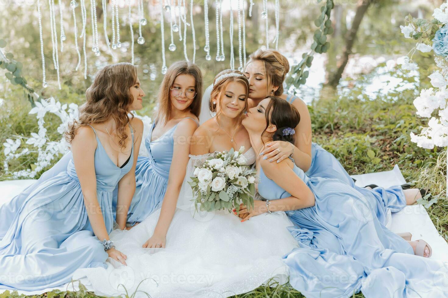 el damas de honor son en azul vestidos, el novia es participación un hermosa ramo. sentado disfrutando el celebracion. hermosa lujo Boda Blog concepto. primavera boda. foto