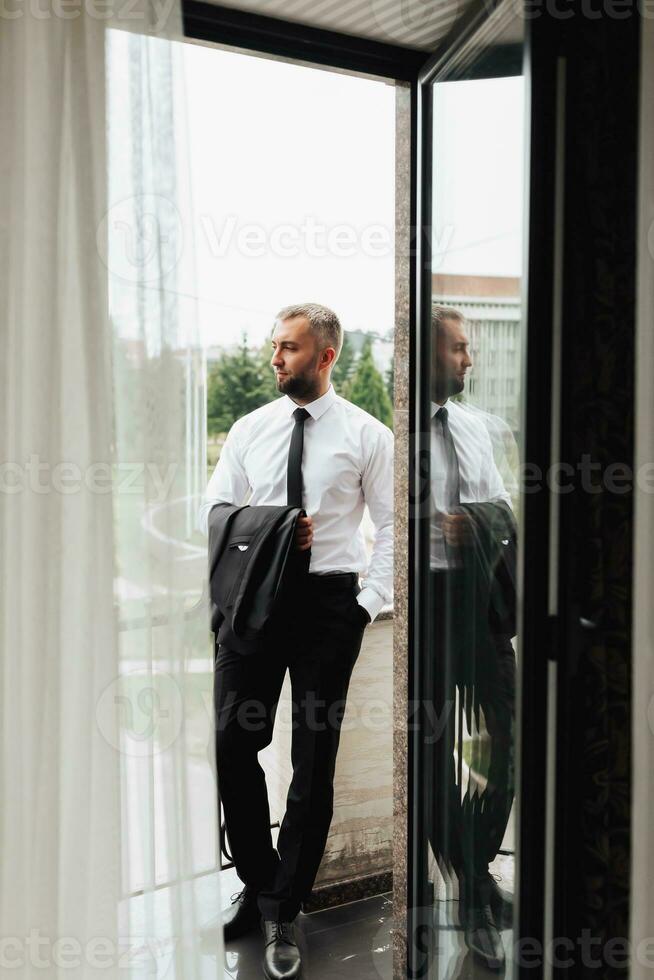 de los hombres moda, de los hombres accesorios, empresario ropa zapatos, político, de los hombres estilo, empresario participación su chaqueta, americano, europeo empresario, gente, negocio, Moda y ropa concepto foto