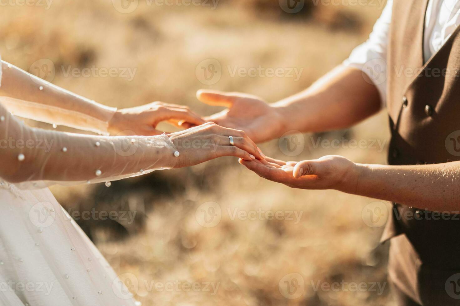 un hermosa lujo boda. de cerca de novia y del novio manos. el novio sostiene el de la novia mano. Boda anillo foto