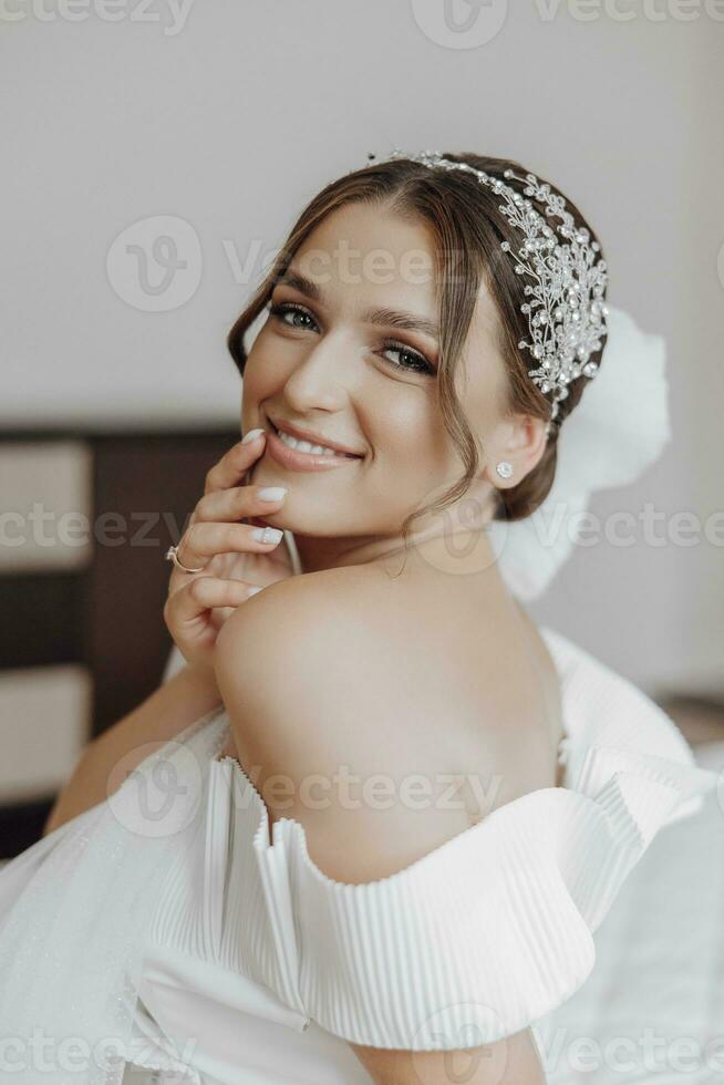 hermosa novia con un de moda Boda peinado, Boda desnudo constituir. cerca arriba retrato de joven maravilloso novia, posando en habitación en el Boda Mañana. alto calidad foto