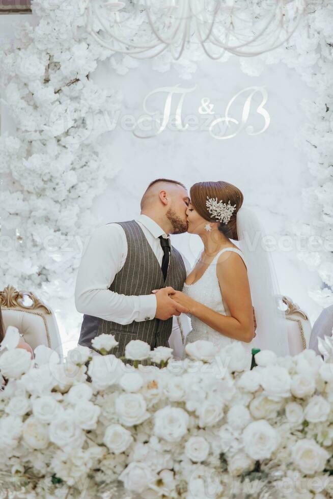 novia y novio silla a Boda recepción. todo es casi terminado para Boda ceremonia. banquete Boda foto