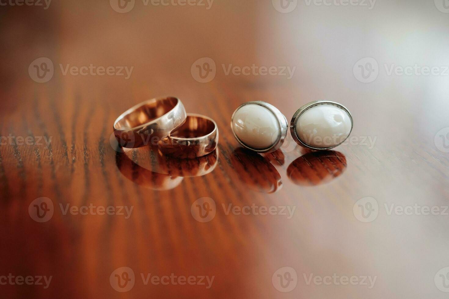 foto de Boda accesorios. oro anillos en un estar con flores, blanco gemelos en un de madera piso antecedentes. Boda fotografía. fiesta