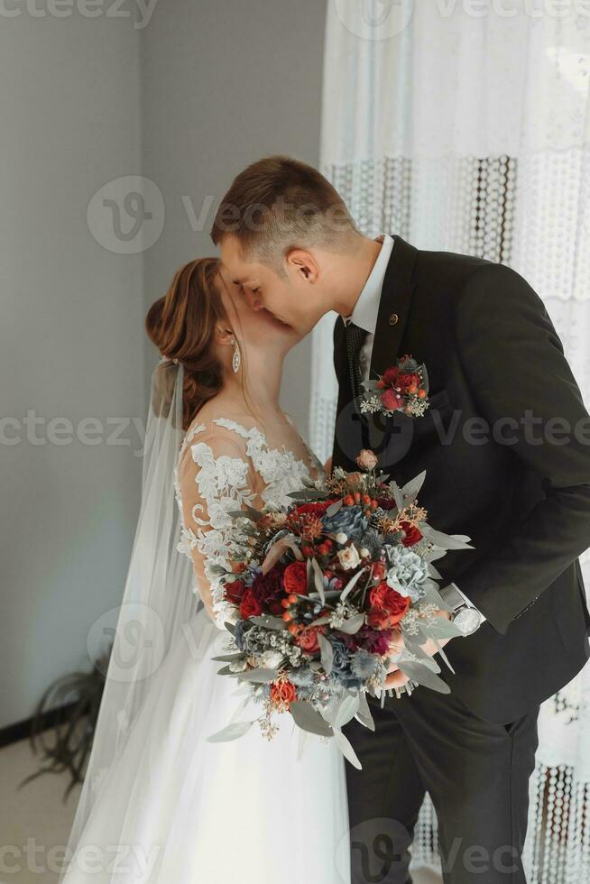 novia se aferra a el chaqueta de el del novio flor en el ojal de Fresco flores foto