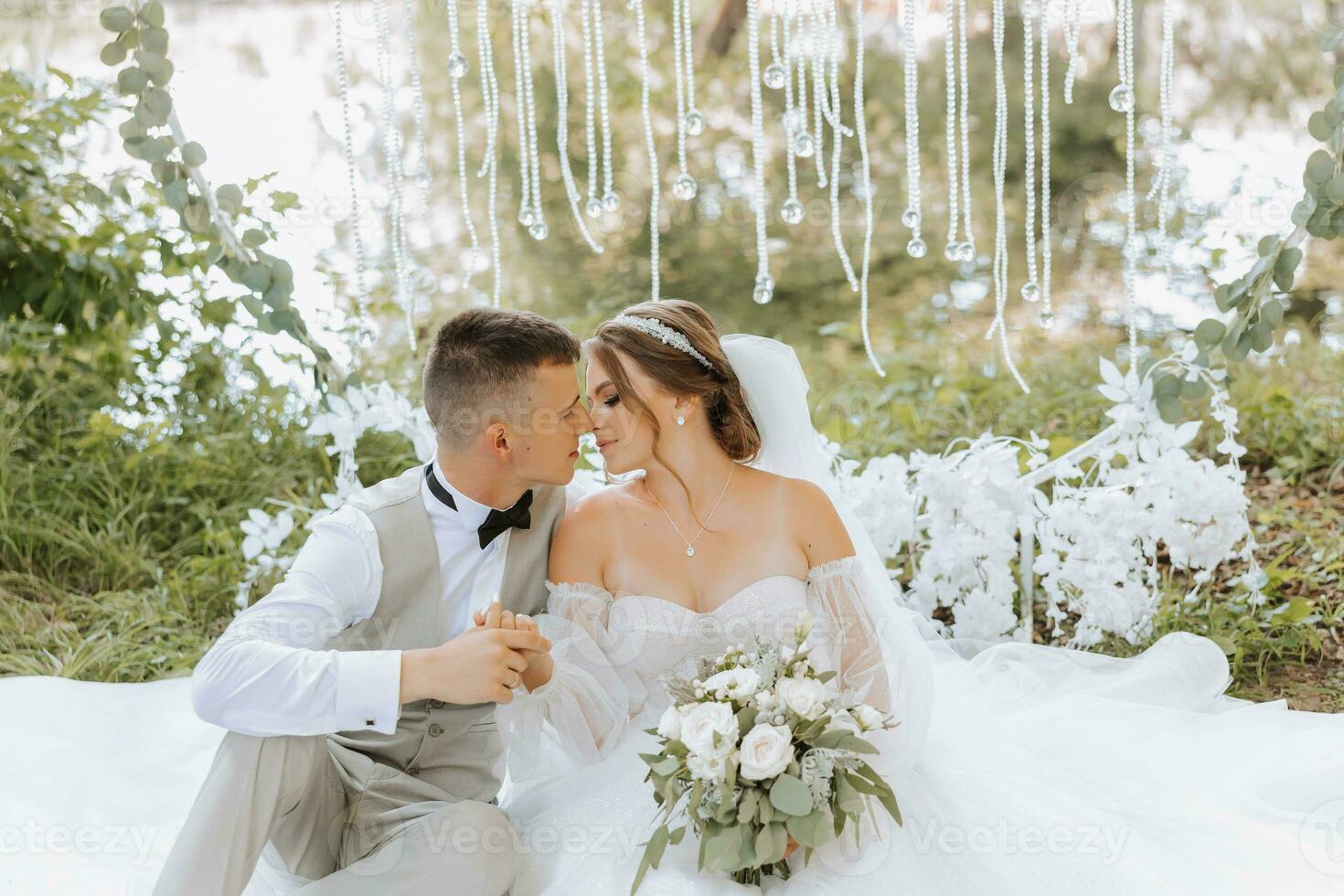 novio y novia en su Boda día sentado participación manos al aire libre. personas son contento y sonrisa. contento Pareja en amor mirando a cada otro foto