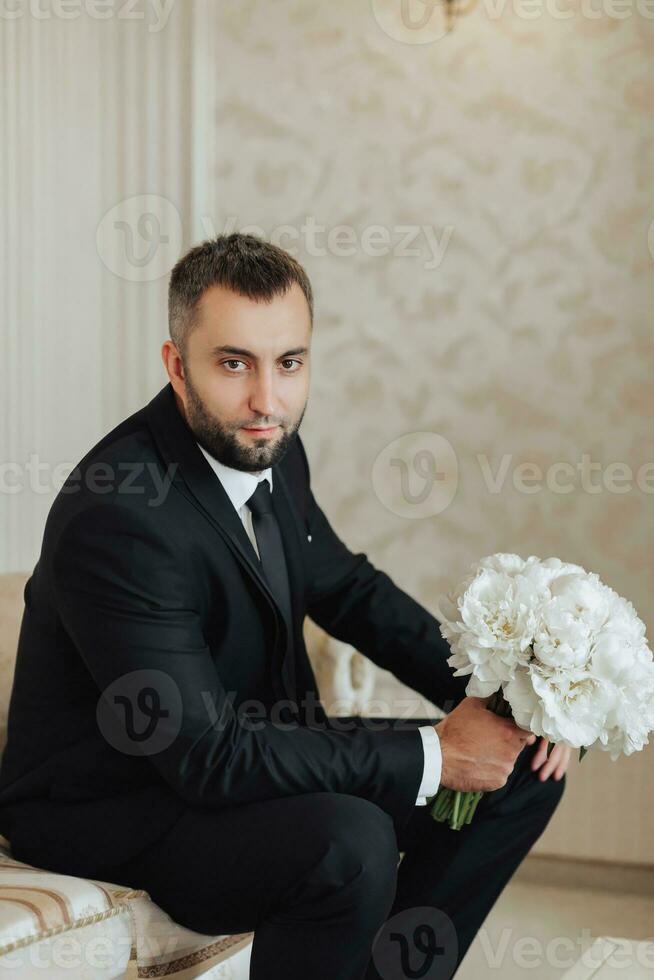 de los hombres moda, de los hombres accesorios, empresario ropa, de los hombres estilo, empresario, americano, europeo empresario, gente, negocio, Moda y ropa concepto, participación un ramo de flores de blanco flores foto