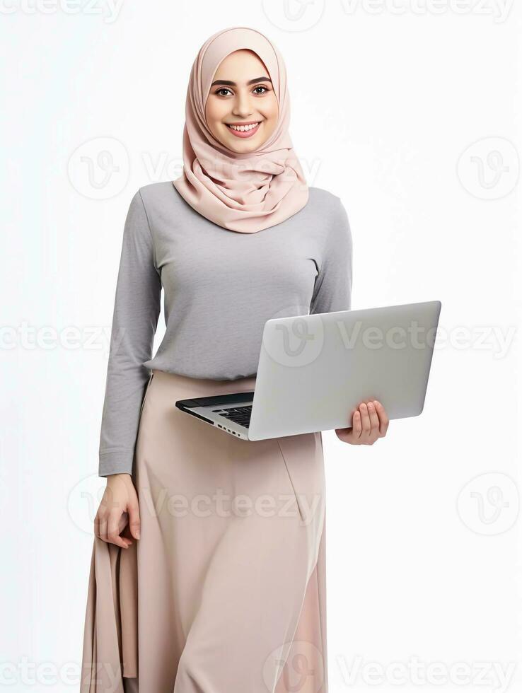 ai generado carrera mujer que lleva ordenador portátil en su mano y vistiendo hiyab, sonriente expresión y teniendo blanco y limpiar dientes, estudio foto, aislado blanco antecedentes foto