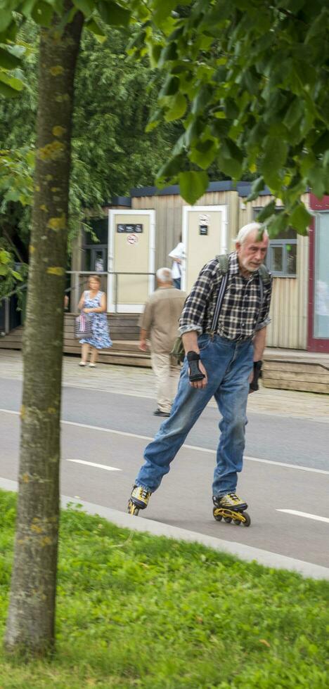 Moscú, Rusia - 30.07.2023 - mayor ciudadano Patinaje en el parque. personas foto
