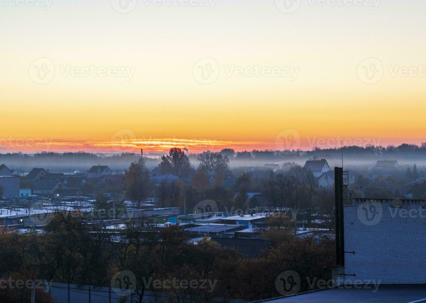 Disparo de el calle durante amanecer hora. urbano foto