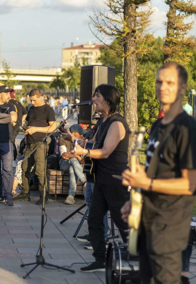 Moscú, Rusia - 07.09.2023 - visitantes disfrutando calle banda actuación siguiente a vdnkh metro estación. música foto