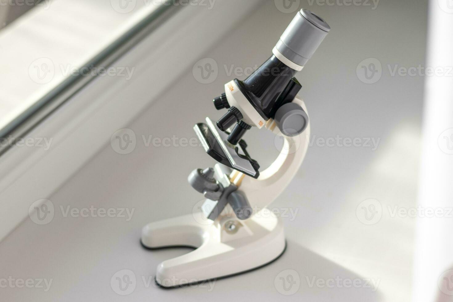 perder arriba Disparo de el microscopio en el ventana. Ciencias foto