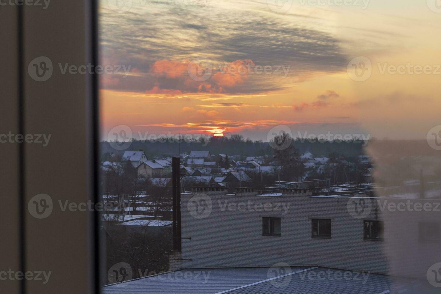 Disparo de el dramático puesta de sol en el rural ciudad en el frío Mañana. temporada foto