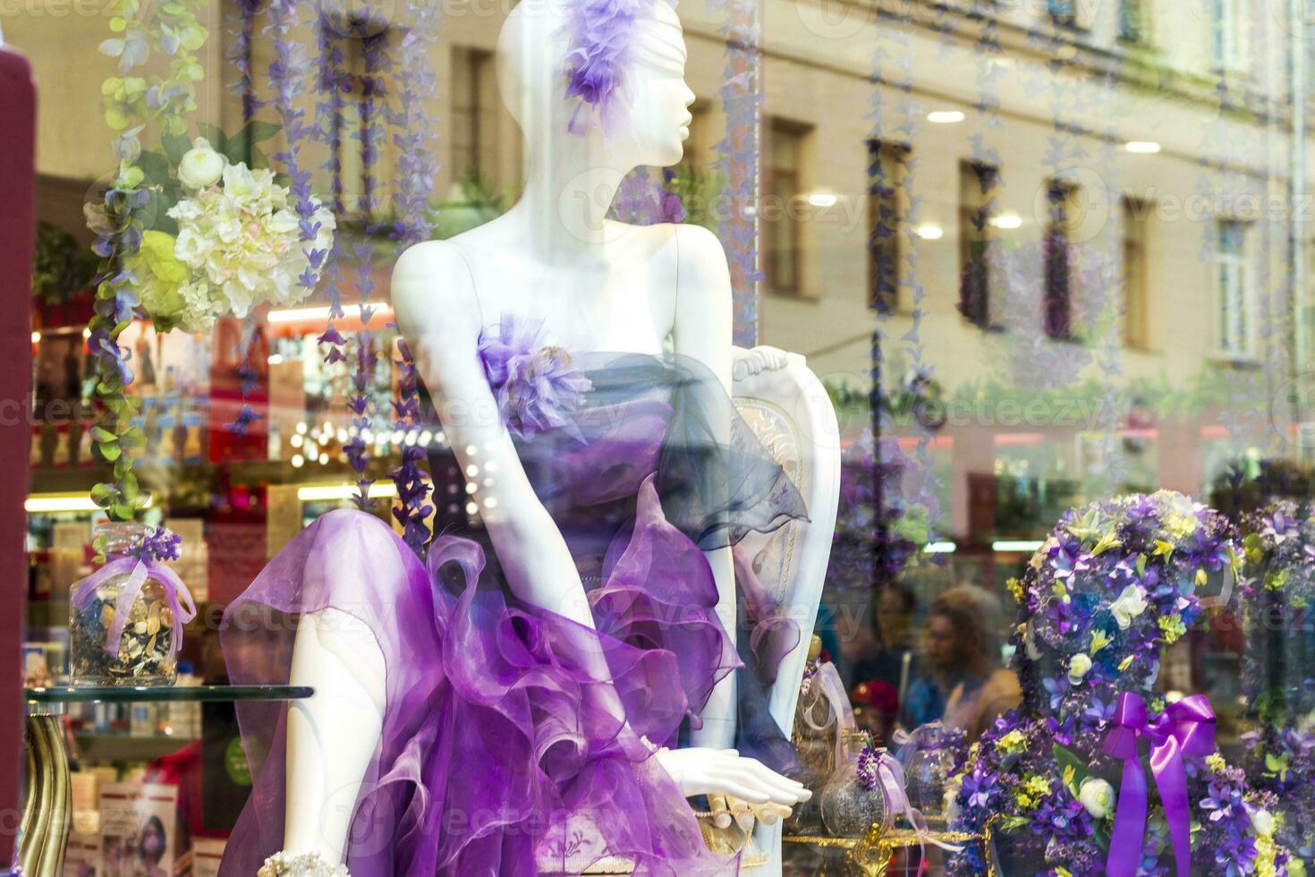 concepto Disparo de el monitor ventana de el perfume tienda. Al por menor foto