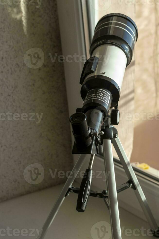 perder arriba Disparo de el telescopio en el ventana. Ciencias foto