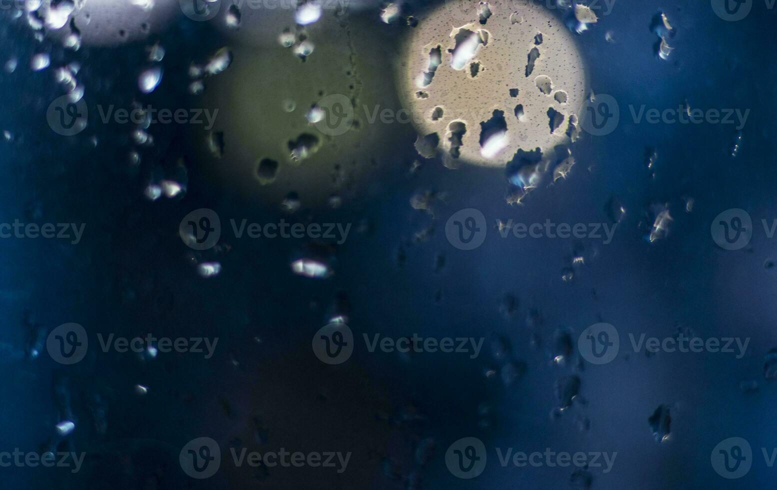 Disparo de el ventana después lluvia con borroso luces en el antecedentes. concepto foto