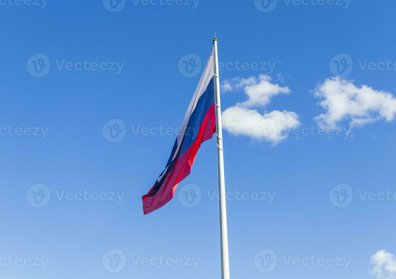 cerca arriba Disparo de el ruso bandera flotante en el viento. país foto