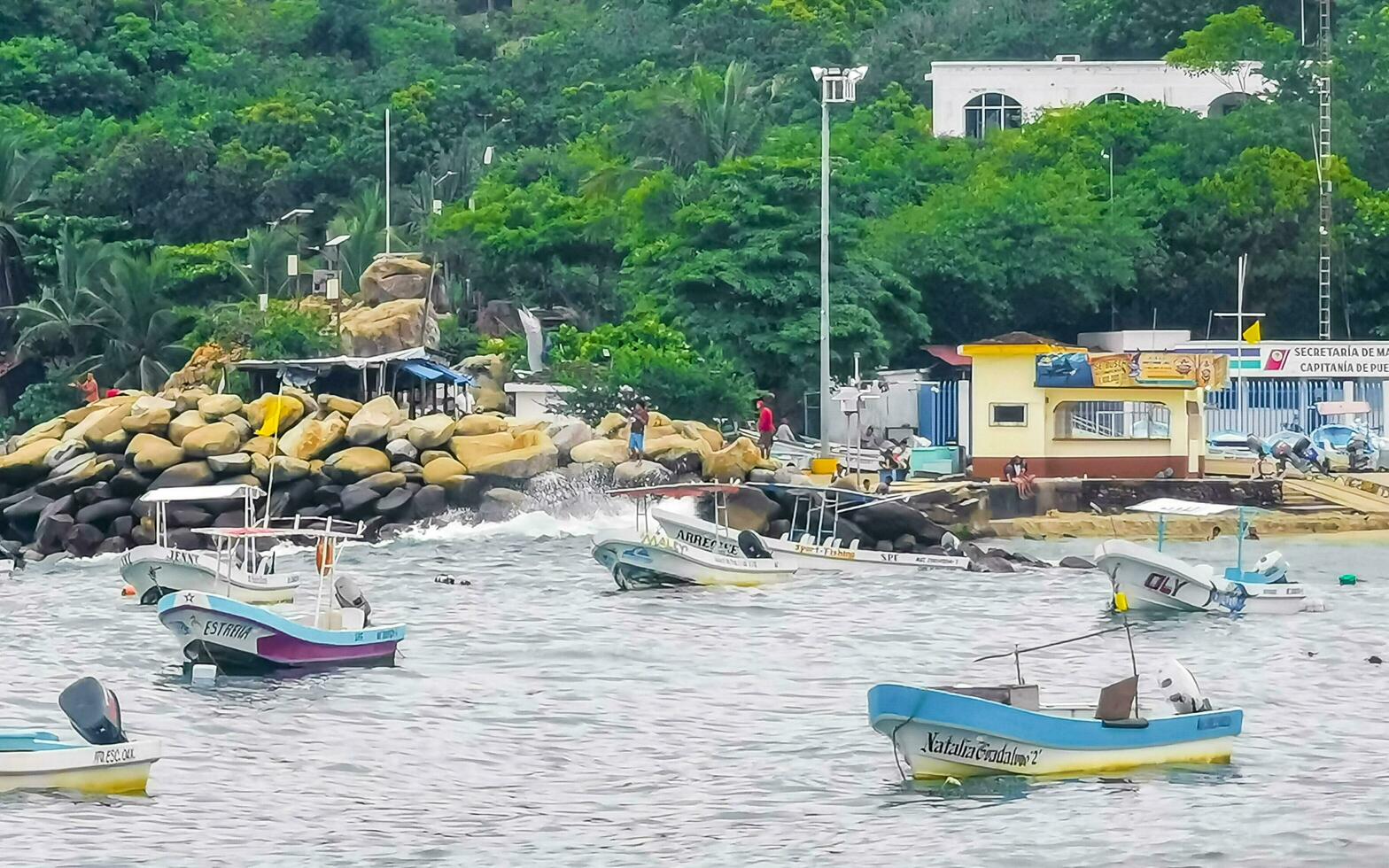 puerto escondido oaxaca mexico 2022 barcos de pesca en la playa del puerto en puerto escondido mexico. foto