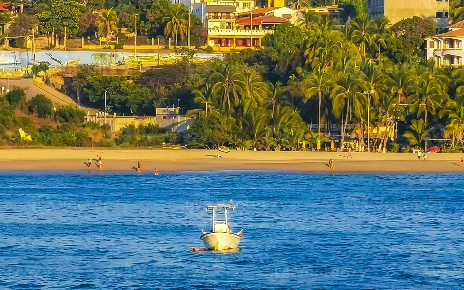 barcos de pesca en la playa del puerto en puerto escondido mexico. foto