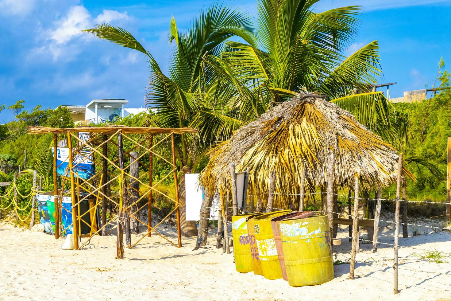 playa del carmen quintana roo mexico 2023 amarillo naranja basura latas en el playa playa del carmen foto