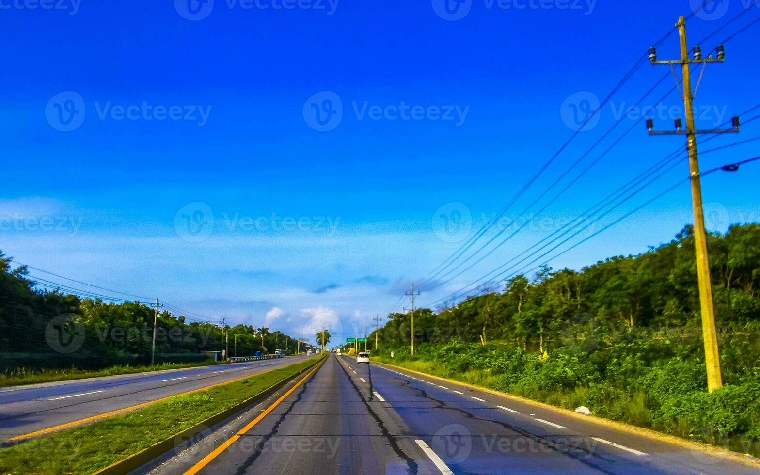 conducción el coche en autopista en playa del carmen México. foto