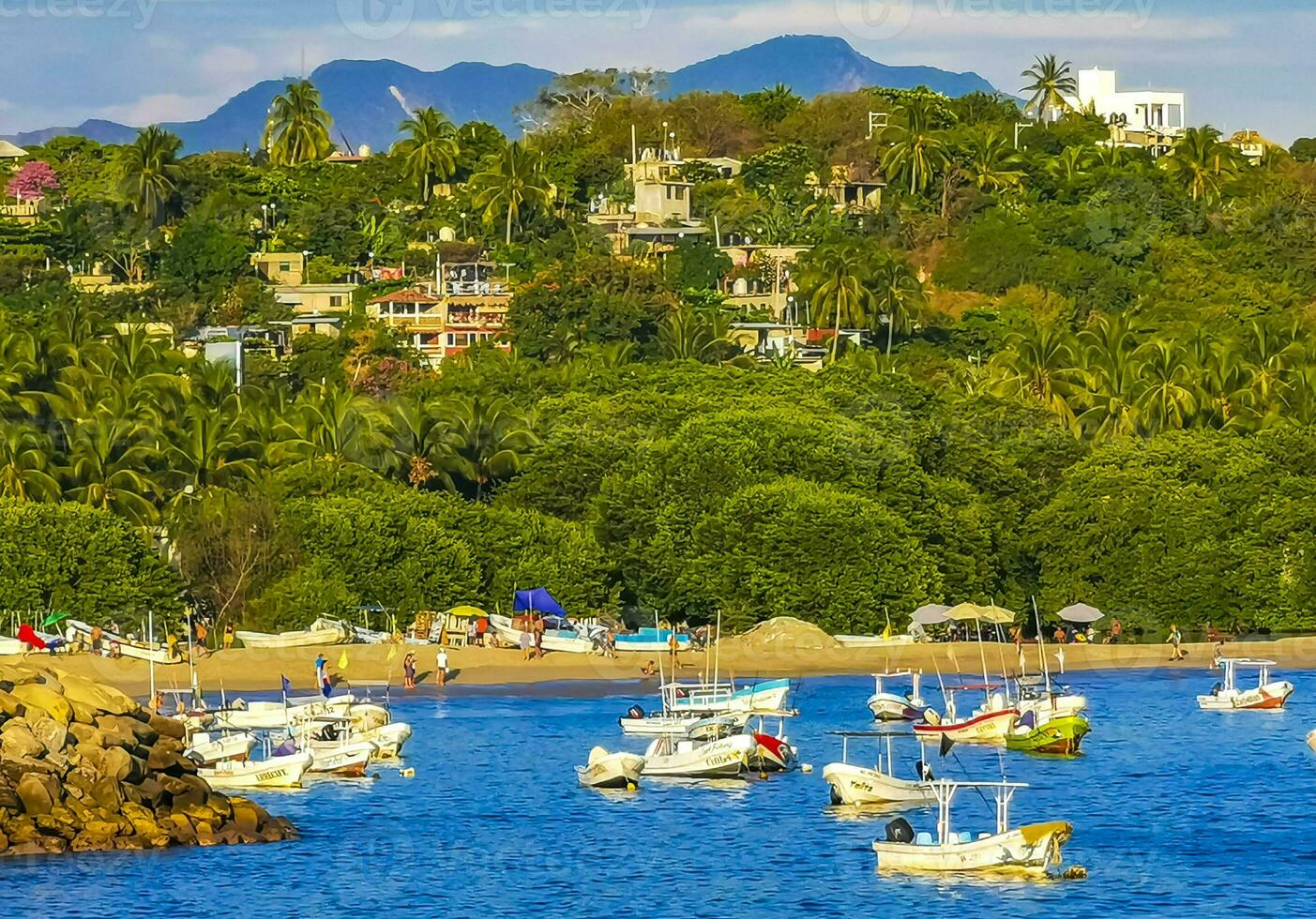 barcos de pesca en la playa del puerto en puerto escondido mexico. foto