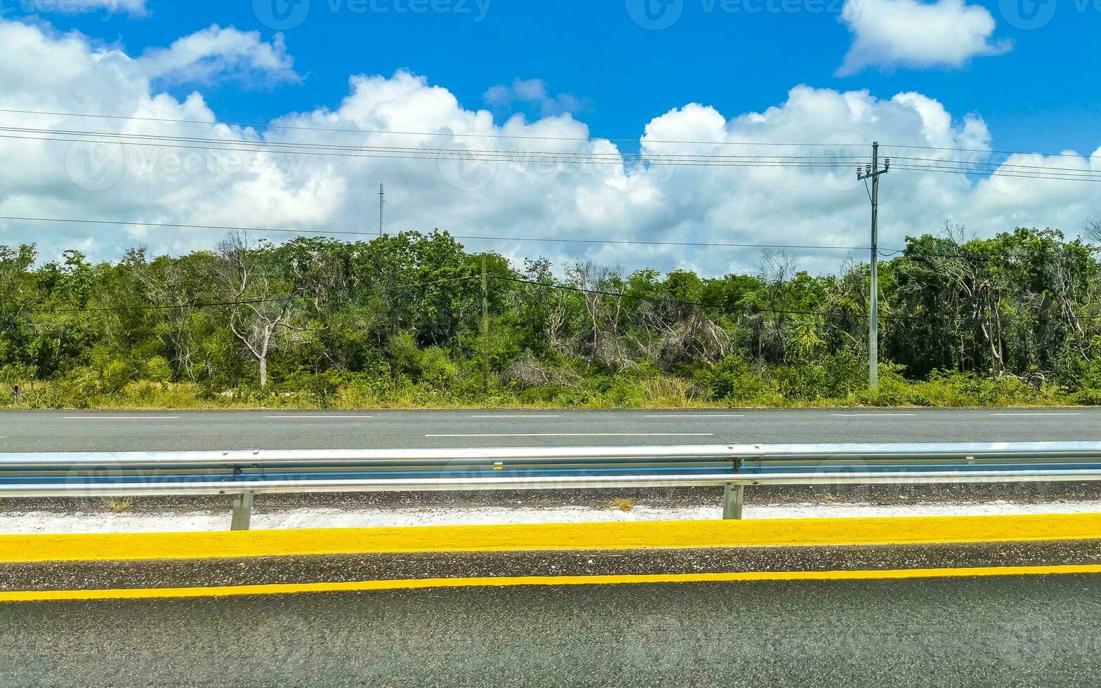 conducción el coche en autopista en playa del carmen México. foto