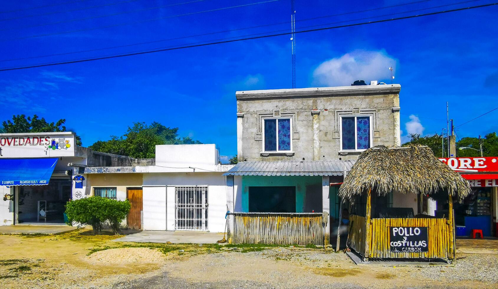 Tulum quintan roo mexico 2023 típico vistoso calle la carretera tráfico carros palmas de Tulum México. foto