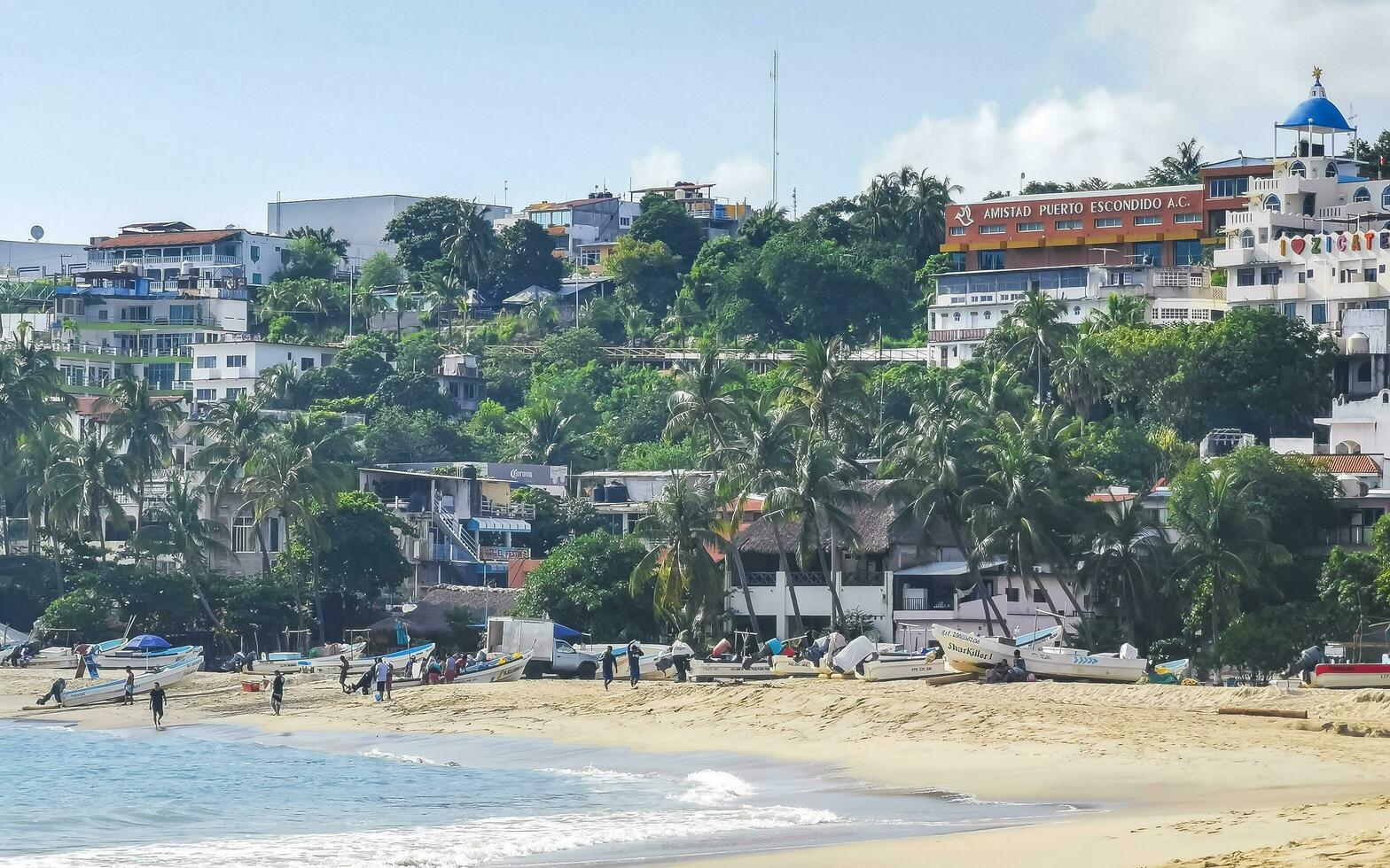 puerto escondido oaxaca mexico 2022 barcos de pesca en la playa del puerto en puerto escondido mexico. foto