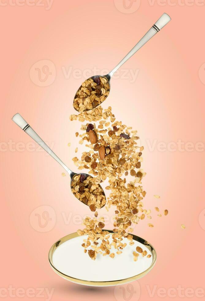 avena, Pasas, anacardos y Almendras. Granola vierte fuera de un metal cuchara foto