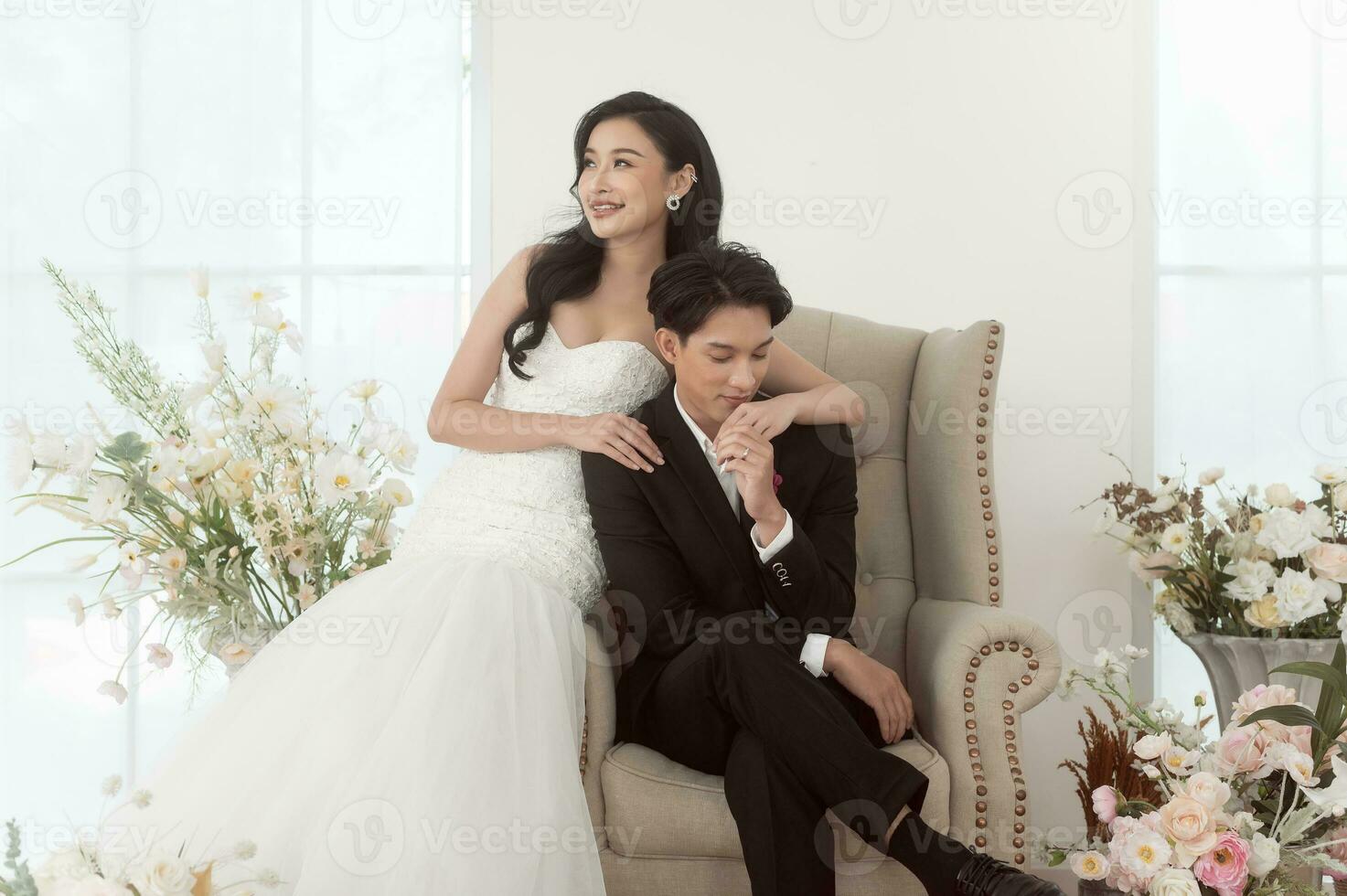 Pareja de novia y novio disfrutando romántico momentos en Boda ceremonia, amar, celebracion y casamiento. foto