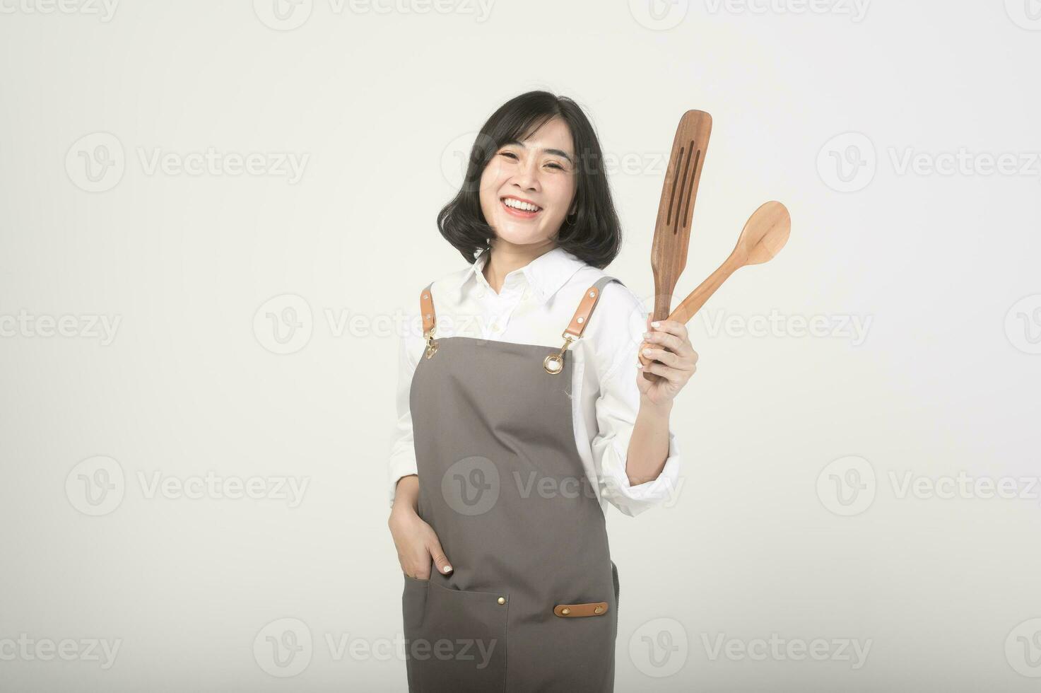 asiático sonriente hembra empresario o barista vistiendo un delantal terminado blanco fondo, concepto pequeño negocio foto