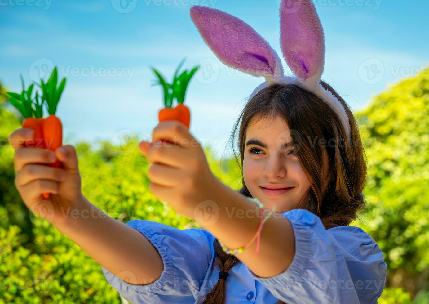 linda preadolescente niña disfrutando Pascua de Resurrección foto