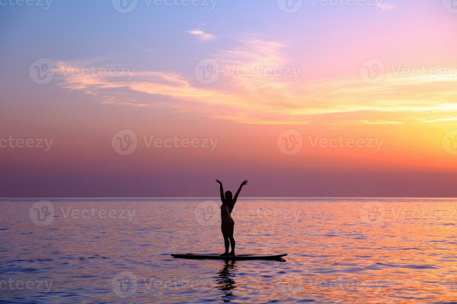 haciendo yoga asanas en el playa foto