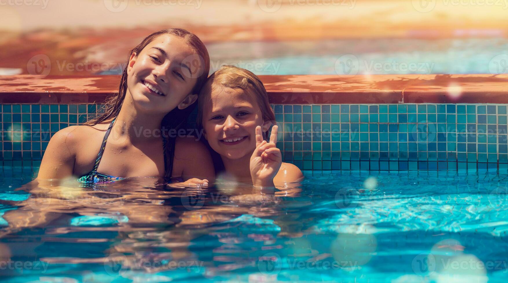 dos pequeño muchachas en el piscina foto