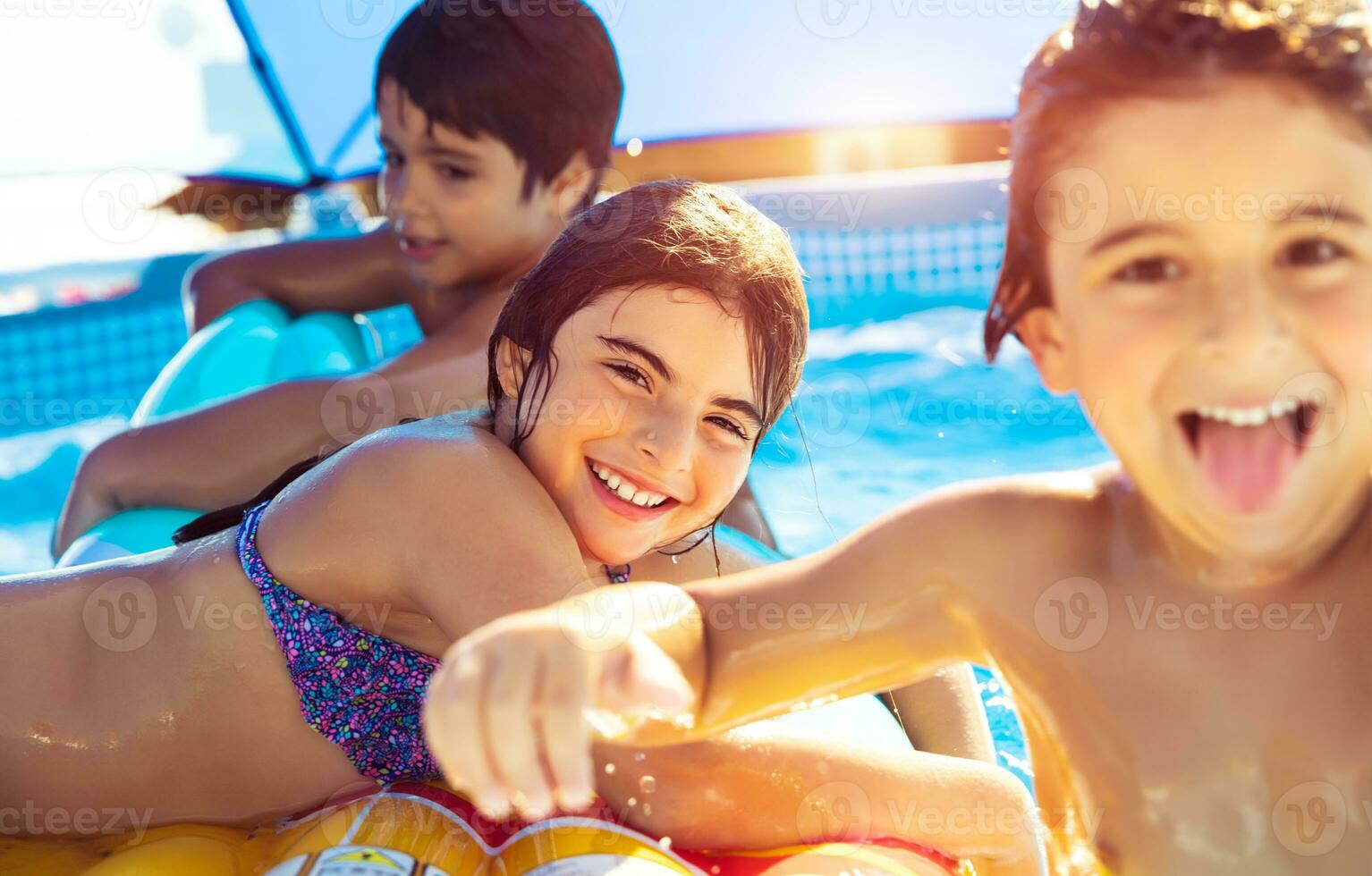 alegre niños en el piscina foto