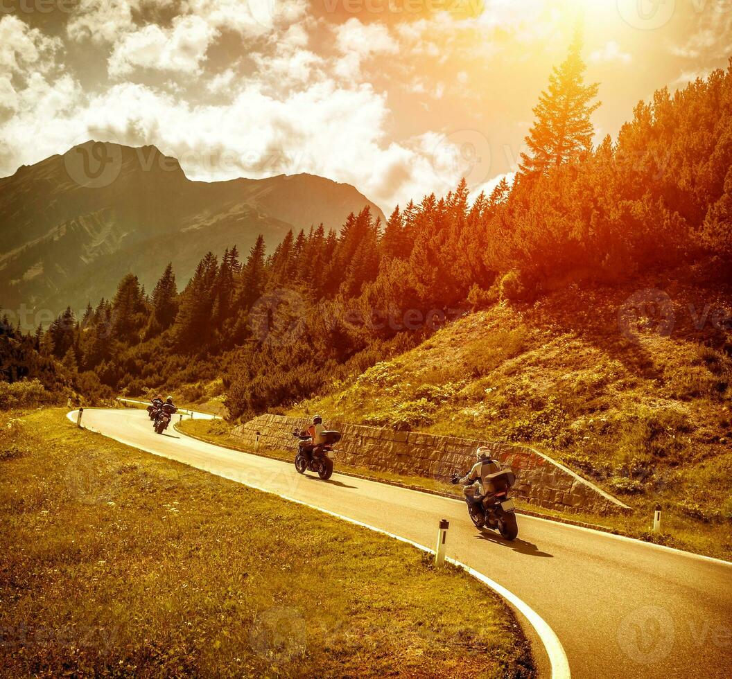 ciclistas en montañas la carretera en puesta de sol foto