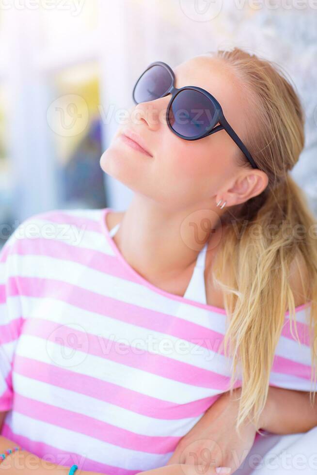 bonito mujer relajante al aire libre foto