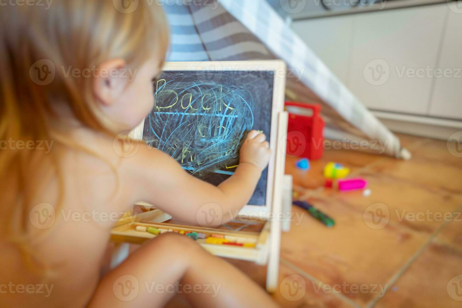 pequeño chico preparando para colegio foto