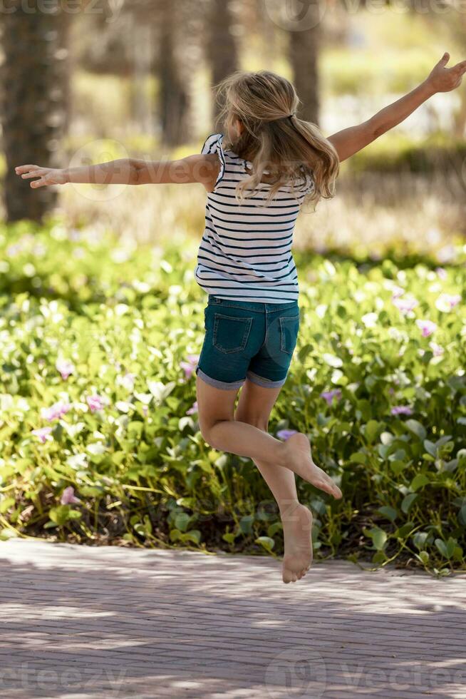 niña en el parque foto