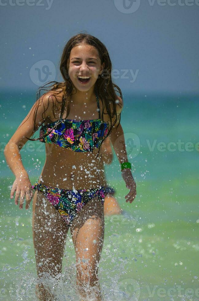 contento niña en el playa foto