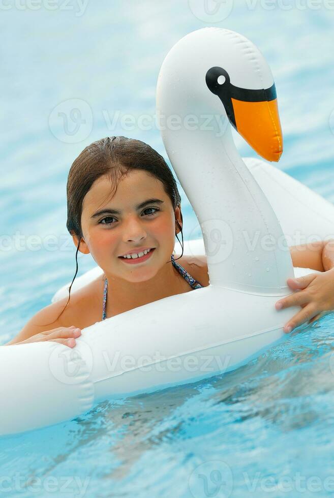 niña feliz en la piscina foto