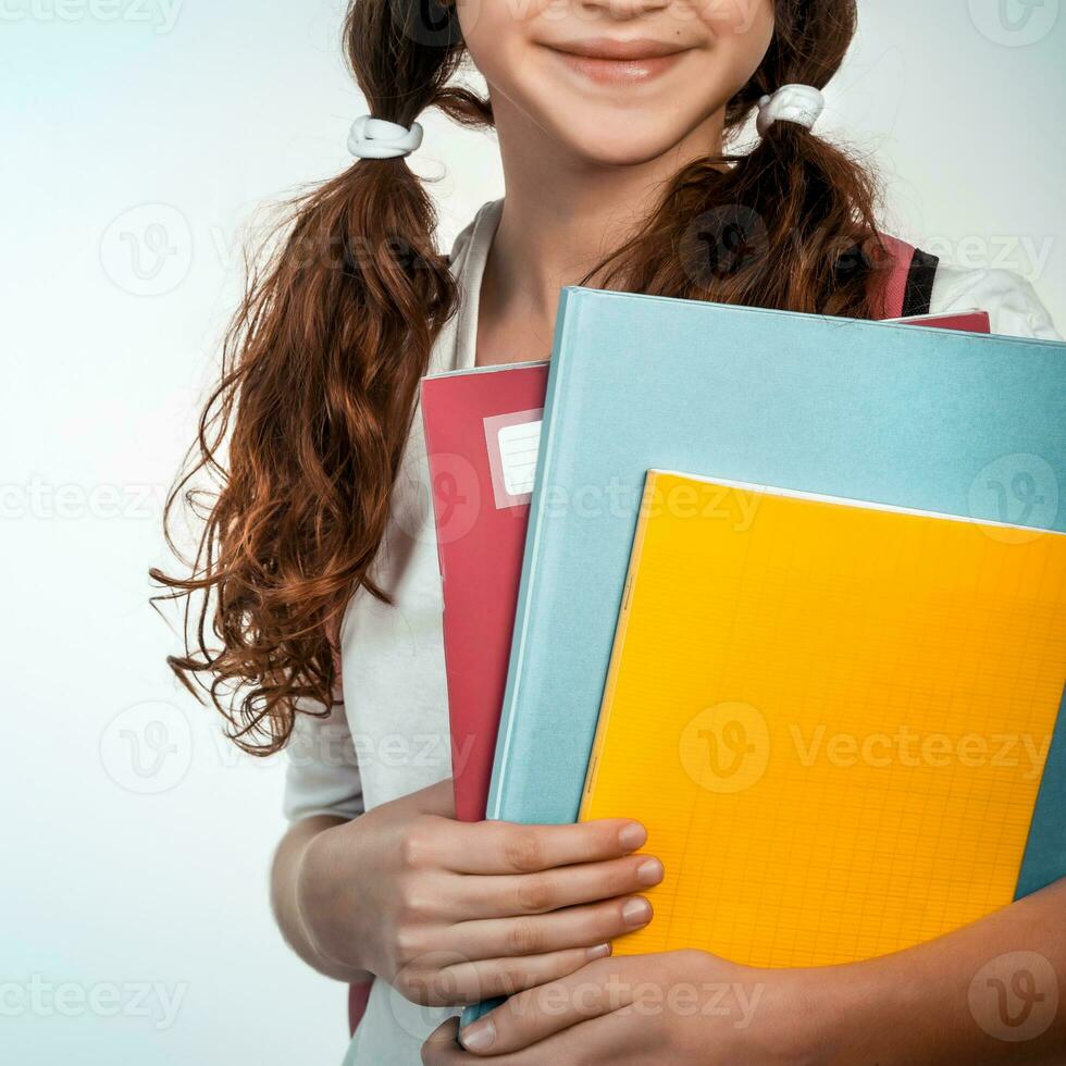 Chica de escuela con vistoso libros foto