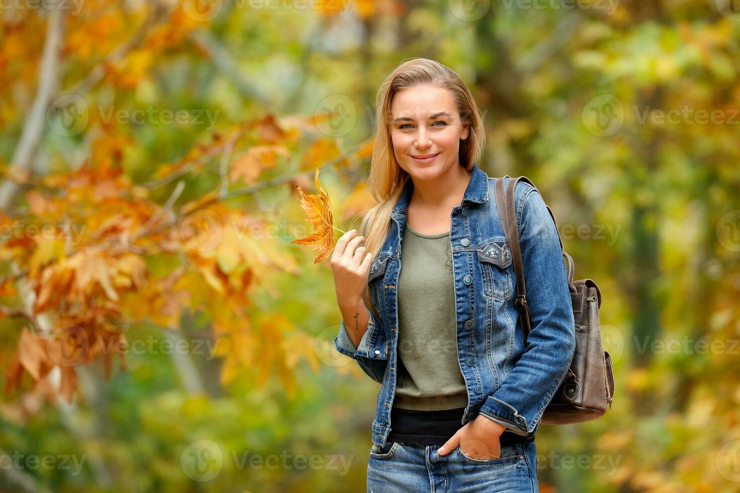 bonito niña en otoño bosque foto