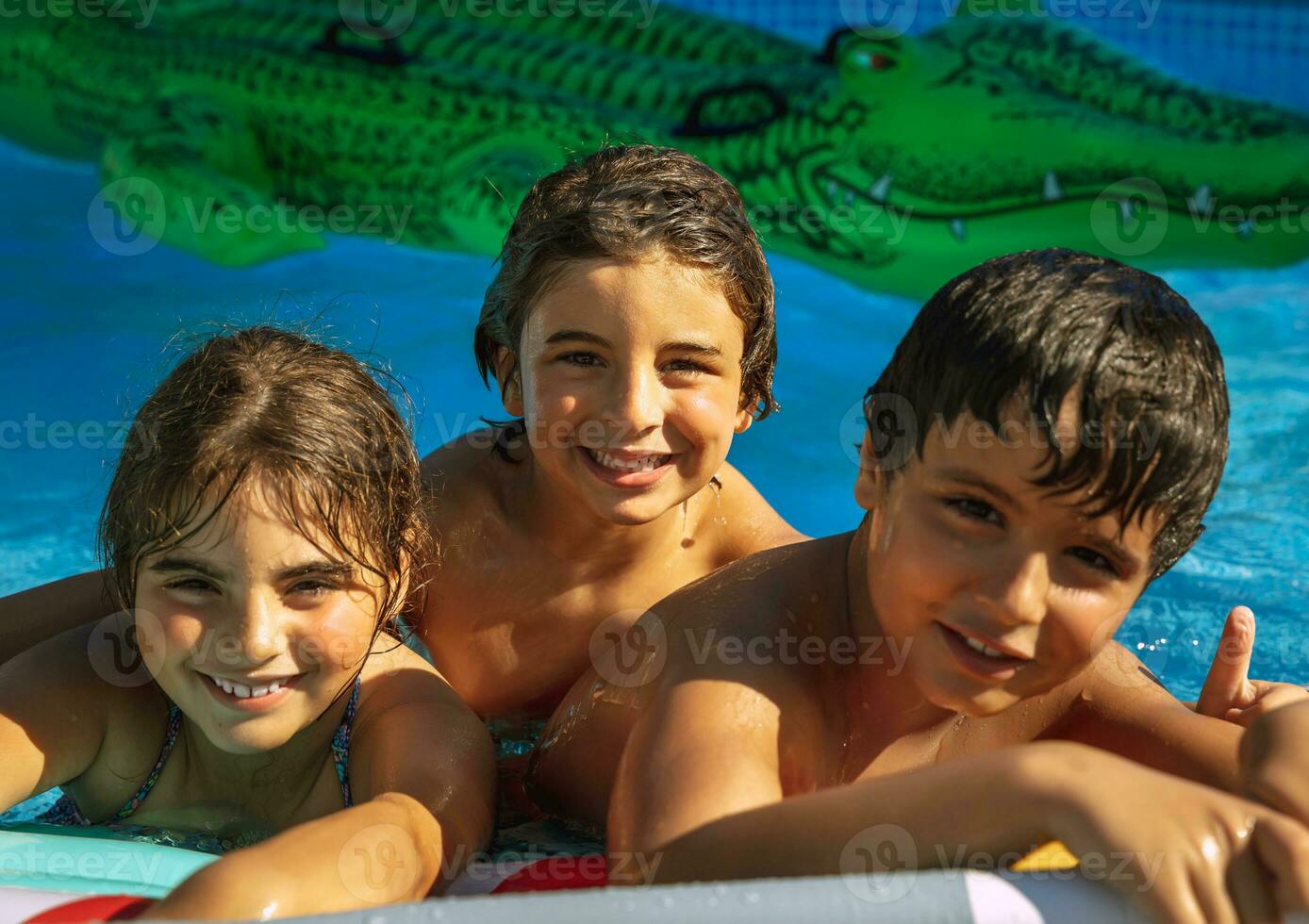 contento niños en el piscina foto