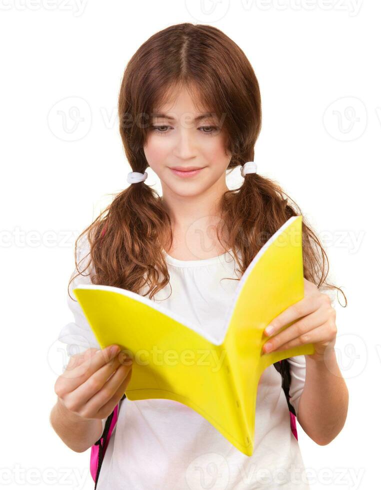 Chica de escuela leyendo libro foto
