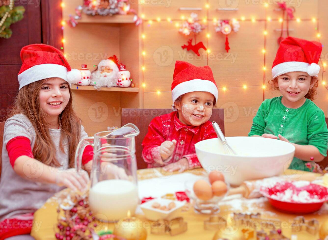 niños haciendo Navidad cena foto