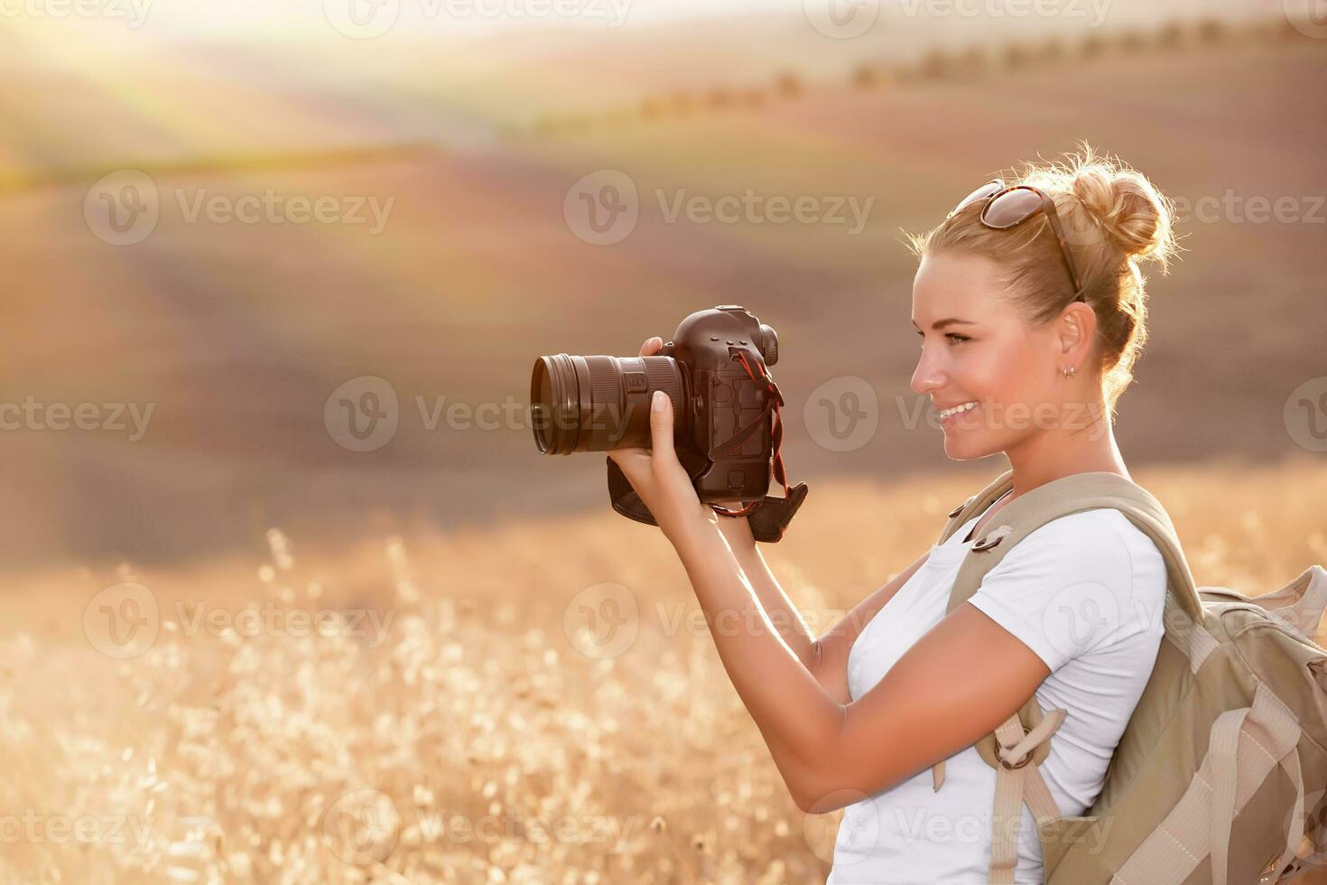 fotógrafo feliz disfrutando de la naturaleza foto