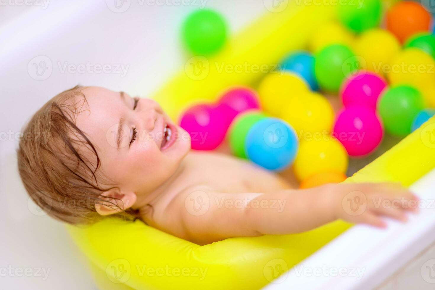 pequeño niño disfrutando baños foto